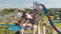 La torre de toboganes es uno de los principales atractivos del complejo termal en Federación y refuerza la propuesta recreativa del turismo termal, que combina bienestar, entretenimiento y actividades para toda la familia