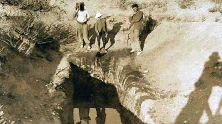 Vaca Muerta no es un yacimiento, es una formación sedimentaria depositada en un mar de edad jurásica, en la Cuenca Neuquina. Fue denominada con ese curioso nombre en 1931 por el estadounidense Charles Edwin Weaver (1880-1958), doctor en Geología y Paleontología, que la encontró aflorando en toda la sierra de Vaca Muerta.