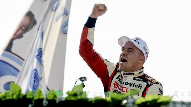 Acelera a fondo. Mariano Werner festeja con el puño en alto otro triunfo en el TC.