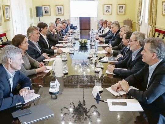 Mesa política. Emilio Monzó, Hernán Lacunza, Federico Pinedo, Miguel Pichetto y Rogelio Frigerio. El ala filo peronista y dialoguista del Gobierno tiene puentes con Alberto Fernández y sus economistas para frenar la crisis.&nbsp;