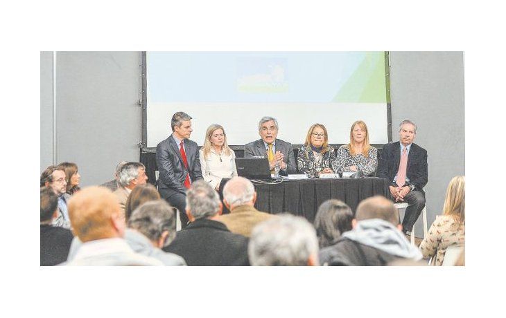 Leche. Margarita Stolbizer presentó ayer en La Rural un proyecto sobre lechería junto con los massistas Gilberto Alegre, Graciela Camaño y Felipe Solá.