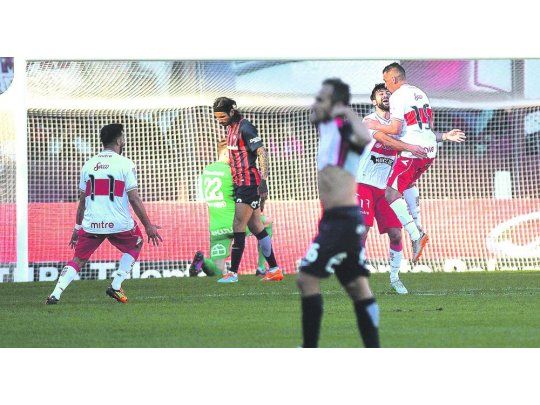 Las dos caras. La felicidad de los jugadores de Morón, mientras que Belluschi (en primer plano) y Angeleri no lo pueden creer.