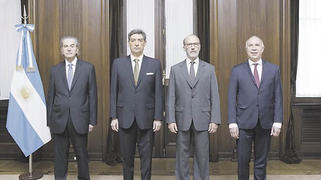 apuntados. Con apartados dedicados a cada uno de sus miembros, Cristina los cuestionó públicamente.