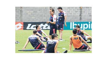 Leonardo Madelón charla con el plantel en la primera práctica. «Los vamos a preparar para jugar finales».