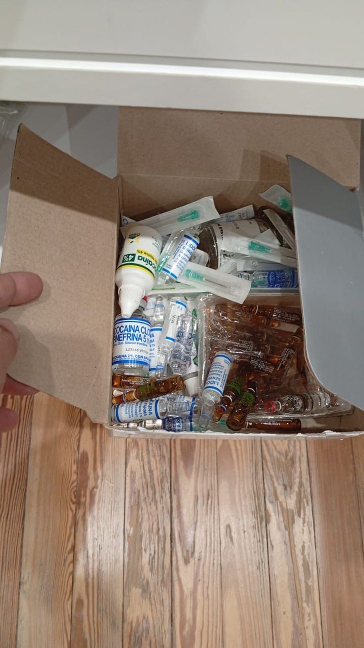 Durante el procedimiento, se hicieron presentes en el lugar dos mujeres, la madre y su hija de 15 años, quienes indicaron que tenían turno para ser atendidas.  Durante el procedimiento, se hicieron presentes en el lugar dos mujeres, la madre y su hija de 15 años, quienes indicaron que tenían turno para ser atendidas.