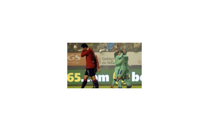 En el fondo, los jugadores del Barcelona festejan el segundo gol, mientras los de Osasuna se lamentan.