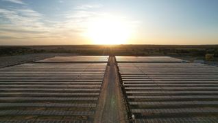 Los parques solares de Victorica y General Pico marcan el camino de una estrategia energética que busca escalar en capacidad y atraer nuevas inversiones productivas. Los parques solares de Victorica y General Pico marcan el camino de una estrategia energética que busca escalar en capacidad y atraer nuevas inversiones productivas.