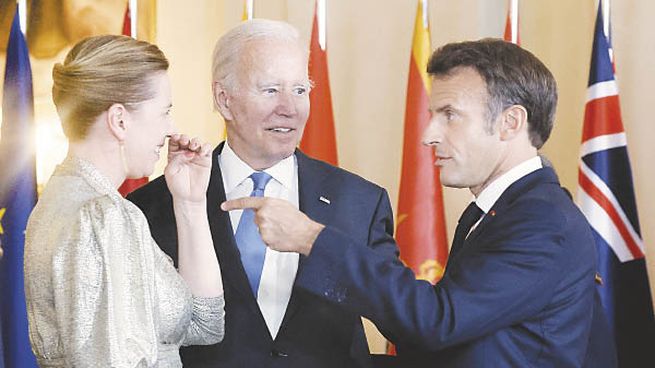 ENCUENTRO. El presidente Emmanuel Macron conversa con su par de EE.UU. Joe Biden y la primera ministra de Dinamarca, Mette Frederiksen, en Madrid.