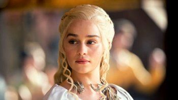 emilia clarke hablo sobre los aneurismas que padecio: es un milagro que pueda hablar