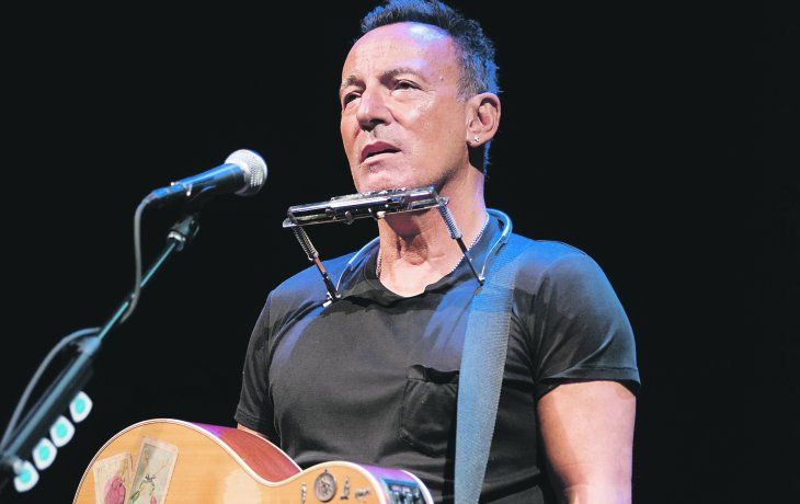 bruce. Solo con su guitarra, y eventualmente una armónica y un piano , Springsteen hace versiones acústicas de sus canciones más famosas.&nbsp;