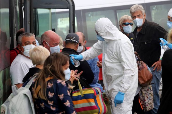 La investigación sobre la COVID-19 en Reino Unido denunció la falta de protección al personal y el aislamiento de los residentes, y propuso medidas para futuras pandemias. La investigación sobre la COVID-19 en Reino Unido denunció la falta de protección al personal y el aislamiento de los residentes, y propuso medidas para futuras pandemias.