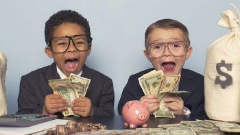 Ayudar a nuestros hijos a desarrollar una alfabetización financiera los va a ayudar a estar listos en un mundo complejo al que deberán enfrentarse más adelante. Ayudar a nuestros hijos a desarrollar una alfabetización financiera los va a ayudar a estar listos en un mundo complejo al que deberán enfrentarse más adelante.