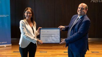 Pablo Ceriani (Aerolíneas Argentinas), recibió de parte de la titular de la ANAC, Paola Tamburelli, el certificado de explotación que formaliza la fusión entre ambas compañías.
