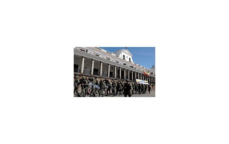 La asamblea legislativa de Ecuador retomó sus actividades luego de ser tomada por policías sublevados.