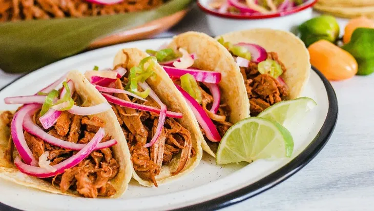 La biografía autorizada de Carlos Slim Helú revela que el empresario prefiere tacos de cochinita pibil, frijoles refritos, tamales y mole por encima de cualquier platillo de alta cocina. También consume bulgur y garbanzos, herencia directa de sus padres libaneses. La biografía autorizada de Carlos Slim Helú revela que el empresario prefiere tacos de cochinita pibil, frijoles refritos, tamales y mole por encima de cualquier platillo de alta cocina. También consume bulgur y garbanzos, herencia directa de sus padres libaneses.