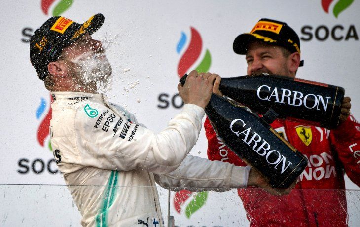 Bottas celebra en el podio junto a Vettel.