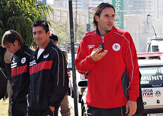 Recorrido. Los jugadores salieron a caminar para distenderse.