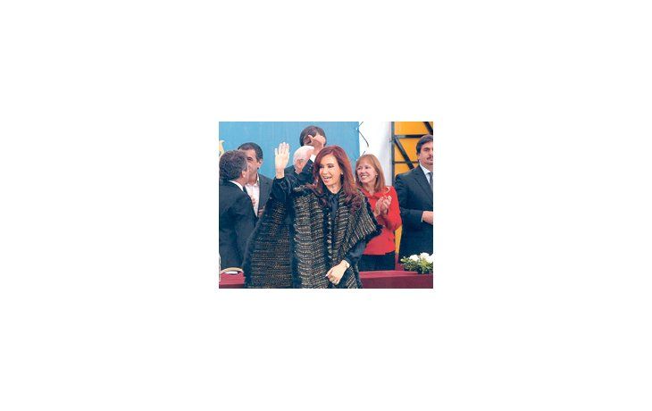 ámbito.com | Sorprendió Cristina de Kirchner al aparecer el jueves en un acto en Entre Ríos vestida con un poncho, una prenda que nunca antes desde que es presidente había incorporado a su ajuar. Un modelo propio del folclore autóctono, aunque más elaborado que los tí