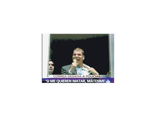 En un gesto que se recordará por lo dramático, el presidente de Ecuador, Rafael Correa, fustigó a los policías rebeldes y se abrió la camisa desafiando a que le disparen.
