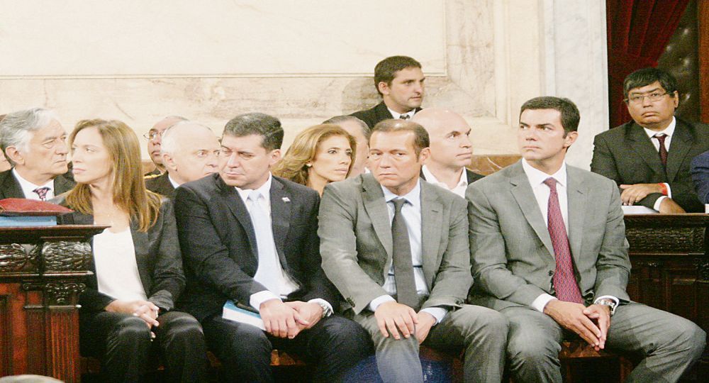 Los gobernadores María Eugenia Vidal, Sergio Casas, Omar Gutiérrez y Juan Manuel Urtubey, en primera fila. Atrás, Alberto Rodríguez Saá, Miguel Lifschitz, Claudia Ledesma y Horacio Rodríguez Larreta.