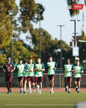 La plantilla mexicana en el último entrenamiento antes de disputar hoy el trascendental partido ante Ecuador, que marcará su futuro en la Copa América y el del entrenador Jaime Lozano al frente del Tricolor.
