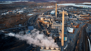 los problemas medioambientales asociados a las emisiones históricas de la fundición y las inversiones millonarias necesarias para su modernización mantienen el tema en agenda sobre la plata de cobre de Glencore en Canadá.