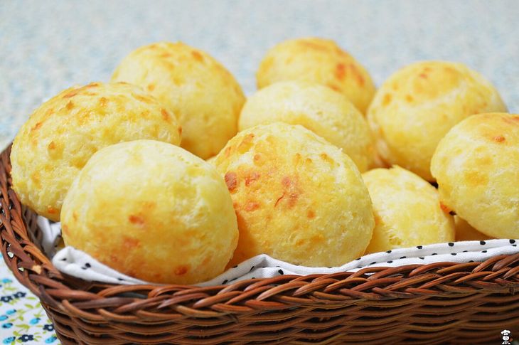 Chipá, of Paraguayan origin, has a crunchy texture on the outside and soft on the inside. On the other hand, Pão de Queijo is softer and spongier. Chipá, of Paraguayan origin, has a crunchy texture on the outside and soft on the inside. On the other hand, Pão de Queijo is softer and spongier.