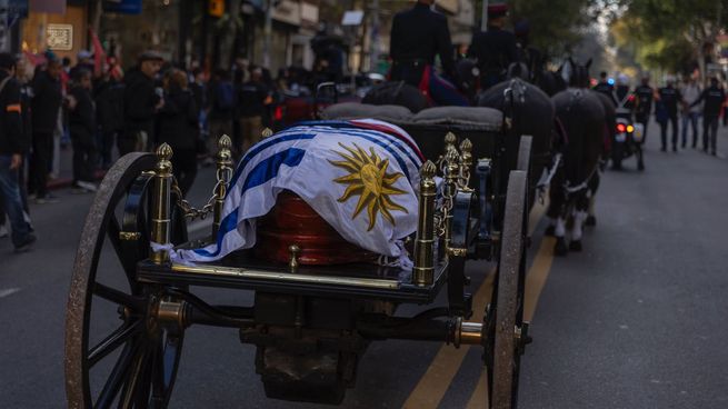 Tras una jornada que incluyó un multitudinario cortejo y la asistencia de miles de uruguayos al Parlamento, el funeral de Estado de José Mujica continúa este jueves.