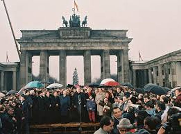 En 1989 se abre la puerta de Brandeburgo en Berlín, luego de 30 años de división de las dos Alemanias. En 1989 se abre la puerta de Brandeburgo en Berlín, luego de 30 años de división de las dos Alemanias.