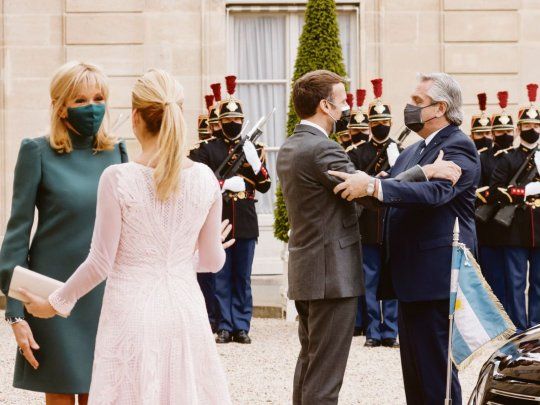 Bienvenida. Emmanuel Macron y su esposa Brigitte, reciben ayer a Alberto Fernandez y Fabiola Yañez en París.&nbsp;