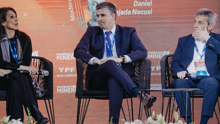 José Luis Morea (centro) participó de un panel por Vicuña Corp. junto a otros diretivos de empresas mineras. 