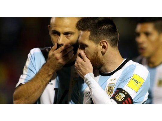Mascherano, hablando en secreto con Messi.