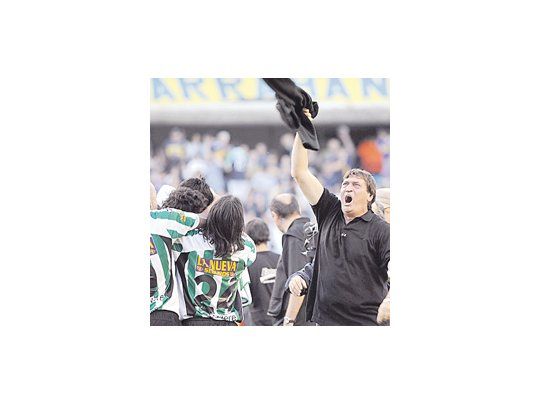 Julio Falcioni festeja el campeonato de Banfield, el primero en su historia, mientras que el River 1989/90 fue el último campeón de torneos largos en la Argentina. ¿Cuál será el primero?