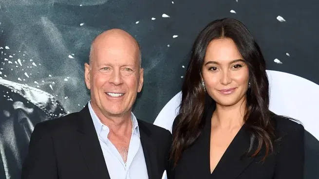 Bruce Willis junto a su esposa Emma.