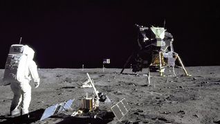 Charles M. Duke, uno de los pocos hombres en pisar la Luna, aclaró, a través de un reel de Instagram por qué las estrellas parecen desaparecer cuando se observa el espacio desde una nave o el suelo lunar. Charles M. Duke, uno de los pocos hombres en pisar la Luna, aclaró, a través de un reel de Instagram por qué las estrellas parecen desaparecer cuando se observa el espacio desde una nave o el suelo lunar.