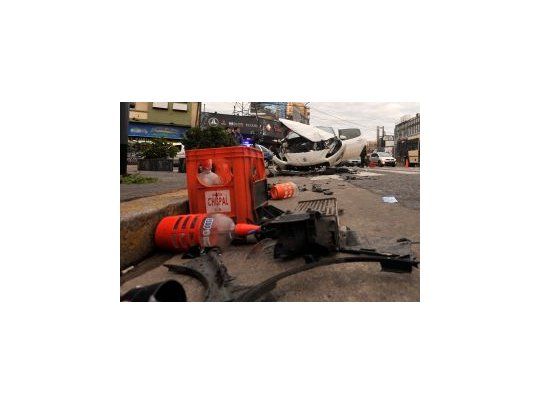 Auto cruzó en rojo y chocó camioneta: dos heridos