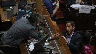 Martín Menem (La Libertad Avanza) discute con Maximiliano Ferraro (Coalición Cívica) durante la sesión. Martín Menem (La Libertad Avanza) discute con Maximiliano Ferraro (Coalición Cívica) durante la sesión.