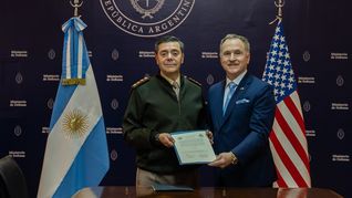 Los entendimientos facilitan el suministro recíproco de combustible en operaciones militares y la incorporación de Argentina a un Mercado Digital Internacional para la adquisición de equipamiento. Los entendimientos facilitan el suministro recíproco de combustible en operaciones militares y la incorporación de Argentina a un Mercado Digital Internacional para la adquisición de equipamiento.
