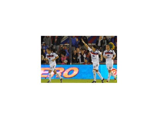 Morales festeja un gol suyo. Detrás, Denis Stracqualursi.
