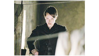 Tom Schilling, en el papel del joven Adolf Hitler, en la versión para el cine de «Mein Kampf» de Tabori.