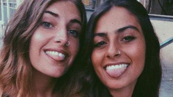 Renata Segal&nbsp;y Leila Suaya sufrieron el robo de su mochila.