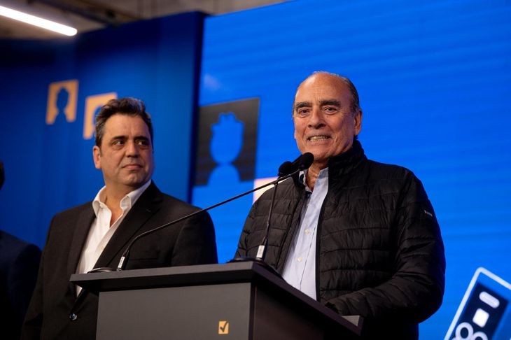 Guillermo Francos junto a Lisandro Catalán en el Centro de Cómputos.  Guillermo Francos junto a Lisandro Catalán en el Centro de Cómputos. 