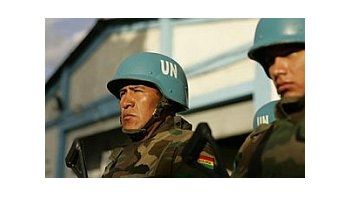 Centenares de personas atacaron a un grupo militar de la ONU con piedras