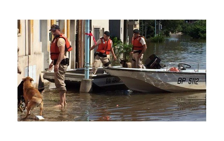 La Prefectura asiste a damnificados por las inundaciones en el Litoral.