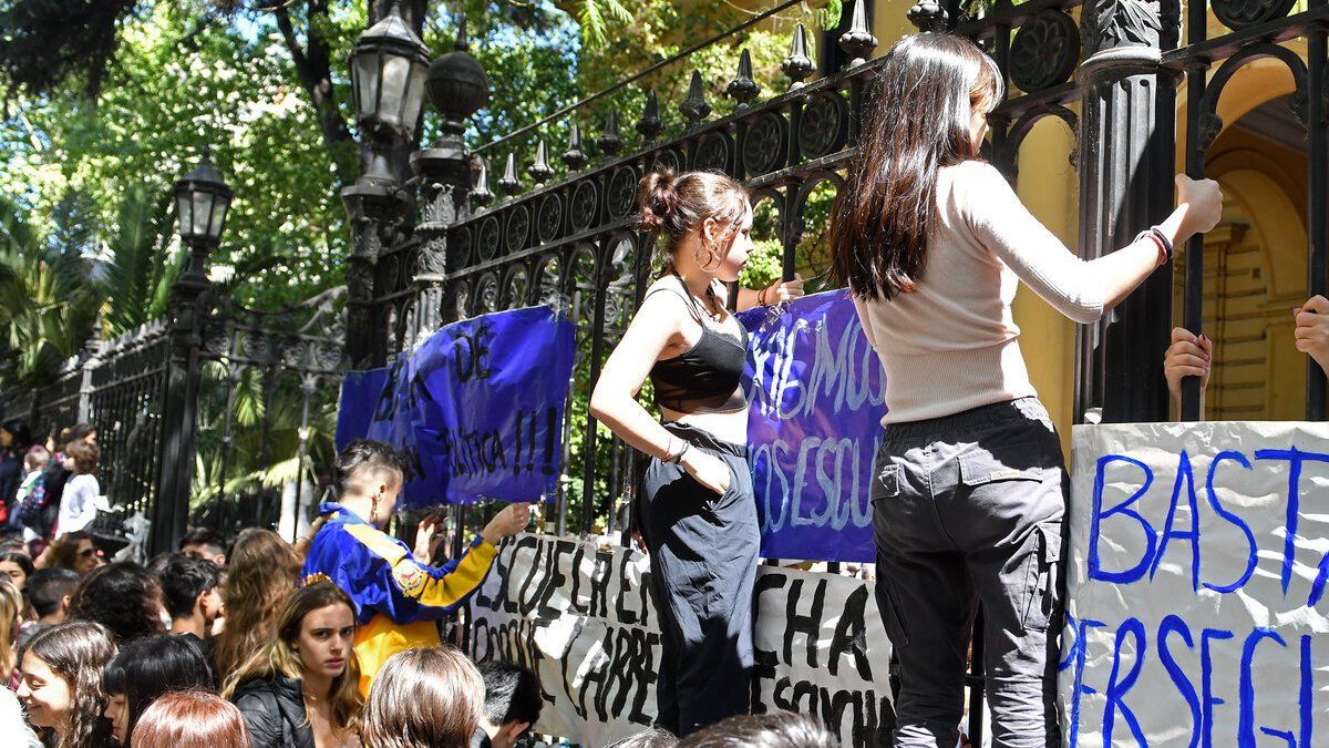 Mariano Acosta: cientos de personas apoyaron al vicerrector sancionado