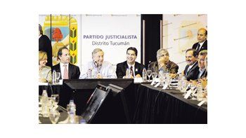 ámbito.com | Néstor Kirchner en Tucumán. Festejó, junto a la anfitriona Beatriz Rojkés, jefa del PJ local, y su marido José Alperovich, el éxito del Bicentenario. Luego hizo sesionar el Consejo Nacional junto a Daniel Scioli, Jorge Capitanich, Hugo Moyano y José Luis