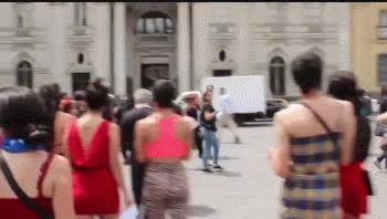 El estribillo de la canción, el violador eres tú, se usó en manifestaciones de mujeres en todo el mundo