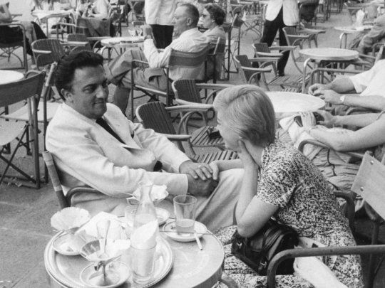 En Venecia. Federico Fellini y su mujer, Giulietta Masina, sorprendidos por la cámara en un café de la Piazza San Marco.