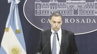 mensaje. En la habitual conferencia de prensa en la Casa Rosada, el vocero Manuel Adorni confirmó que el Banco Central limitará la posibilidad de los gobernadores de tomar deuda con entidades provinciales.