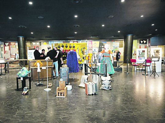 En el hall. Se exhibieron intervenciones de sastrería, zapatería, utilería, escultura, pintura y artesanía en la última jornada escenotécnica del Teatro San Martín.